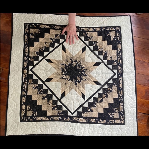 Authentic handstitched Amish Quilt wall hanging - Picture 5 of 7